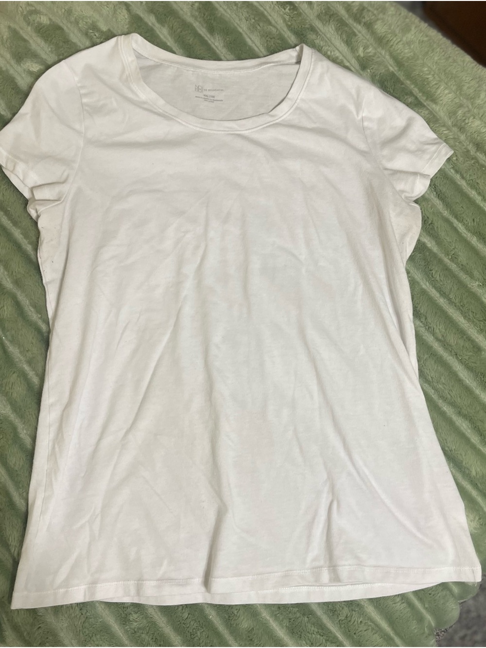 No Boundaries Women's White Short Sleeve Scoop Neck Tee